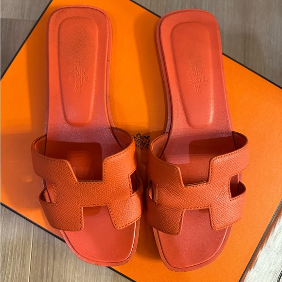 Authentic Hermes Orange Sandal. Worn shoes but in a wearable condition. - Picture 1 of 10